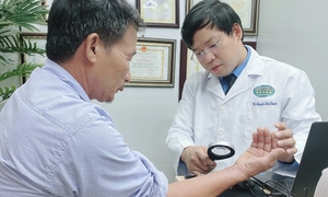 Đắp nhựa cây xương rồng trị viêm da, người đàn ông không cầm nổi đũa để ăn cơm