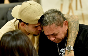 Đoàn tụ sau 2 tuần bị bắt cóc, cha con tiền đạo Liverpool ôm nhau khóc