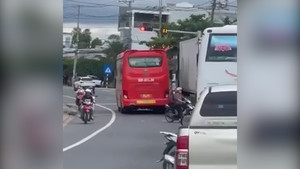 Nỗi khiếp sợ từ những pha lấn làn, vượt ẩu của tài xế xe khách