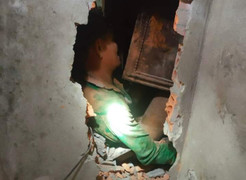 Đục tường giải cứu 2 vợ chồng bị vùi lấp trong vụ sạt lở ở Thừa Thiên - Huế