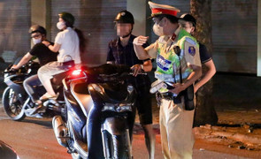 Dắt xe có bị thổi nồng độ cồn?