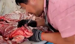 Dùng răng để lọc xương, cửa hàng thịt lợn gây tranh cãi trên mạng xã hội