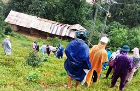 Quảng Nam: Người phụ nữ bị gãy xương đùi được khiêng bộ gần 30 km đi cấp cứu