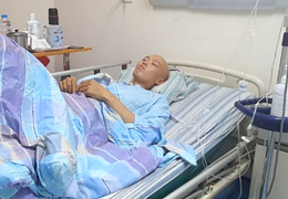 Chi phí điều trị 90 triệu/ngày, thương mẹ, chàng trai bị ung thư máu đòi ra viện