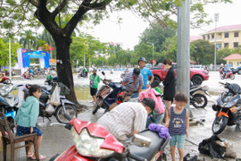 Dân Huế ùn ùn dắt xe chết máy đi sửa sau khi lũ rút