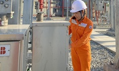Khi nữ công nhân 'trốn con' đi… trực điện
