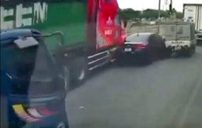 Ô tô chuyển làn bất ngờ thiếu quan sát gây tai nạn giao thông