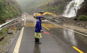 Hàng nghìn m3 đất đá lăn xuống đường vừa được dọn sạch, đèo Khánh Lê lại sạt lở