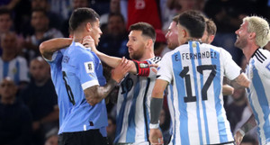 Messi nổi giận, bóp cổ đối thủ trong trận thua của Argentina