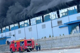 Nghệ An: Cháy ngùn ngụt tại nhà máy ở Khu công nghiệp Nam Cấm 