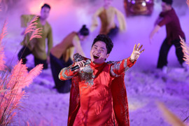 Tùng Dương thăng hoa ở sân khấu thực cảnh 'Linh thiêng đền Chèm'