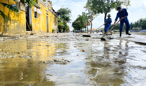 5 ngày đón 2 đợt lũ, dân phố cổ Hội An quay cuồng dọn bùn non