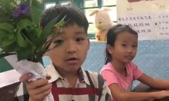 Học trò vùng cao tặng hoa rừng tri ân thầy cô ngày Nhà giáo Việt Nam