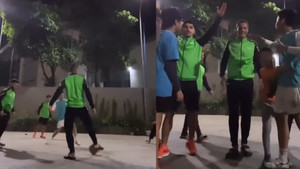 Sắp đấu tuyển Việt Nam, cầu thủ Iraq thảnh thơi đá bóng trên hè phố Hà Nội