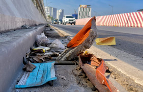 Đường vành đai 2 trên cao ở Hà Nội nhếch nhác, rác thải vương vãi khắp tuyến