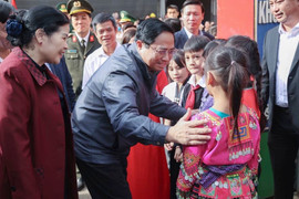 Thủ tướng thăm, tặng quà cho trẻ em có hoàn cảnh khó khăn tại Lai Châu