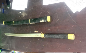 Nhóm thanh niên vác kiếm đi chém nhau, liều lĩnh tông xe vào lực lượng công an