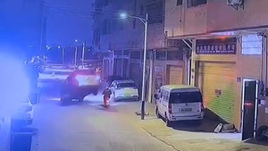 Tông nắp hố ga, ô tô đè lên người đi xe máy