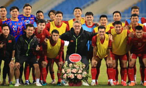 Đội tuyển Việt Nam tri ân HLV Troussier ngày nhà giáo 20/11