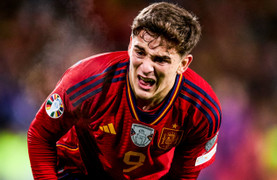 Đỡ bóng cũng chấn thương nặng, sao trẻ Barcelona khóc nức nở