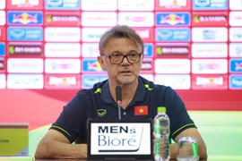 Đến Hoàng Đức, Hùng Dũng cũng dự bị, HLV Troussier truyền thông điệp cứng rắn