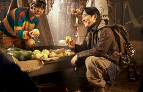 Cô của Hoa hậu Đỗ Thị Hà mời Hứa Vĩ Văn đóng MV