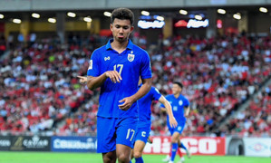 Đánh bại Singapore, tuyển Thái Lan vượt Trung Quốc