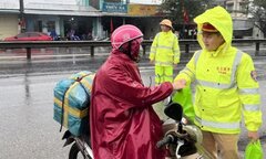 CSGT đi xe biển trắng có được kiểm tra giấy tờ người đi đường?