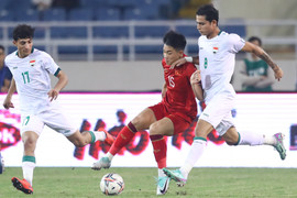 Khoảnh khắc HLV Troussier chết lặng, đội tuyển Việt Nam thua đau phút cuối