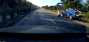 Tài xế ô tô dùng gậy golf lao ra giữa đường 'dằn mặt' đối thủ 