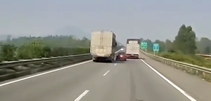 Tài xế phanh 'cháy lốp', xe tải vẫn gặp nạn 