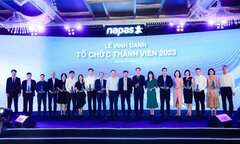 Thanh toán không dùng tiền mặt tăng gần 50%