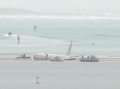 Video máy bay tuần tra của Mỹ trượt khỏi đường băng lao xuống biển