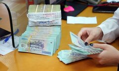 Vì sao rút tiền ngân hàng đừng rời đi ngay? 