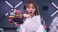 Hari Won hoảng hốt khi được tặng đôi giày hơn 70 triệu đồng