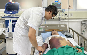 Tím đen toàn thân, gia đình phải xin đưa về sau 2 tuần điều trị sốt xuất huyết