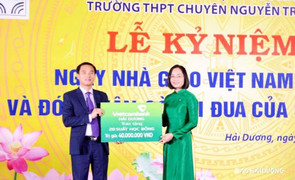 Vietcombank Hải Dương trao học bổng cho học sinh Trường THPT chuyên Nguyễn Trãi