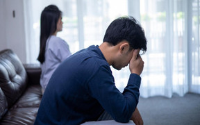 Tôi quá nản vì vợ toàn đùn việc nhà cho mẹ làm