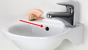 Tại sao bồn rửa mặt thường có một lỗ tròn nhỏ?