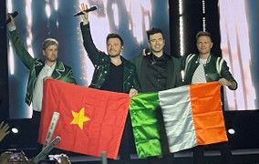Nhóm Westlife nói 'tôi yêu các bạn', hát liên tục gần 2 tiếng không ngừng nghỉ