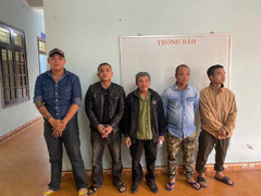 Đi hòa giải mâu thuẫn cho con trai, cha cầm nhị khúc tham gia hỗn chiến