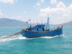 Cứu 39 ngư dân Quảng Ngãi trên tàu hỏng máy trôi tự do ở biển