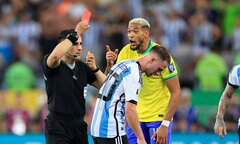 Siêu kinh điển Nam Mỹ khốc liệt: Cầu thủ Brazil, Argentina đá bóng như đấu vật