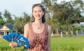 Hoa hậu Ngọc Khánh tươi trẻ đến ủng hộ NTK Thơm Nguyễn