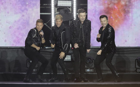 Bị khán giả chê kém chuyên nghiệp, ban tổ chức đêm nhạc Westlife nói gì?