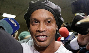 Báo Tây Ban Nha: Ronaldinho vỡ nợ, tài khoản còn 6 USD