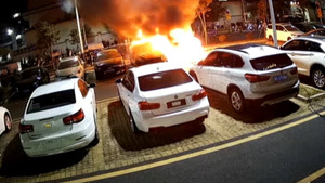 Đốt cỏ khô dưới gầm xe, 3 đứa trẻ vô tình làm cháy 4 ô tô