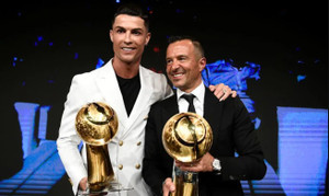 Ronaldo bỏ xa Messi trong cuộc đua 'Quả bóng vàng Dubai'