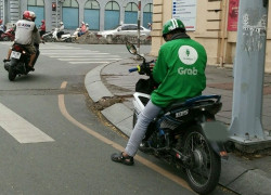 Ra trường 1 năm không xin được việc, tôi có nên gắn bó với nghề xe ôm?