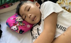 Con biến dạng khuôn mặt vì ung thư, bố mẹ vét cả gia sản không đủ tiền chạy chữa
